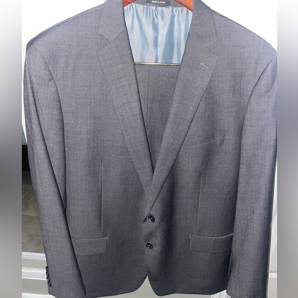 Liz Claiborne men’s suit. Dark gray, jacket is 48R and pants are 36W x 32L.